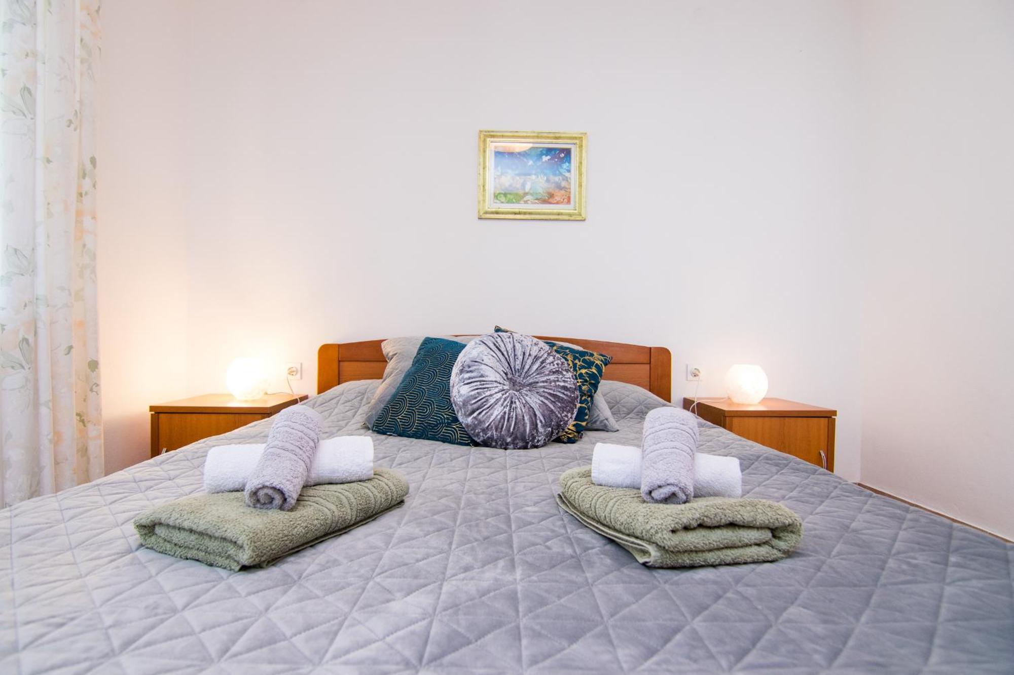 Apartments City Center Dekanic 克尔克 外观 照片